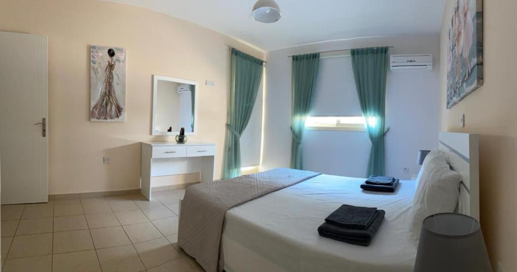 Royal Seacrest Residence Paphos ภายนอก รูปภาพ